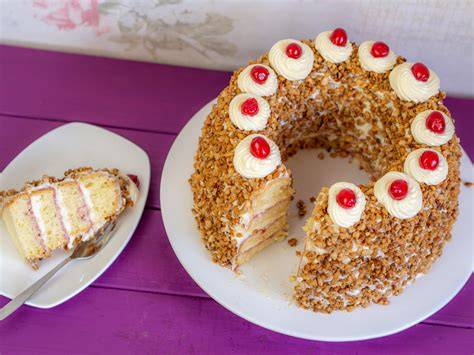 Aufgeschnittener Frankfurter Kranz mit Krokant