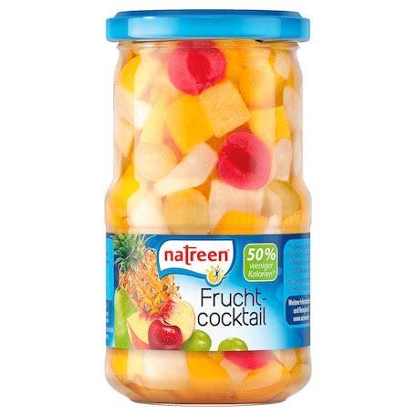 Aufgeschnittener Fruchtcocktail im Glas