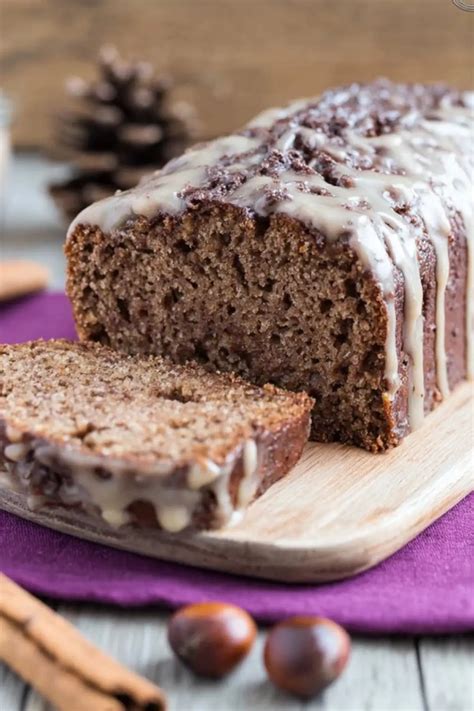 Aufgeschnittener Gewürzkuchen mit Marmeladenschicht