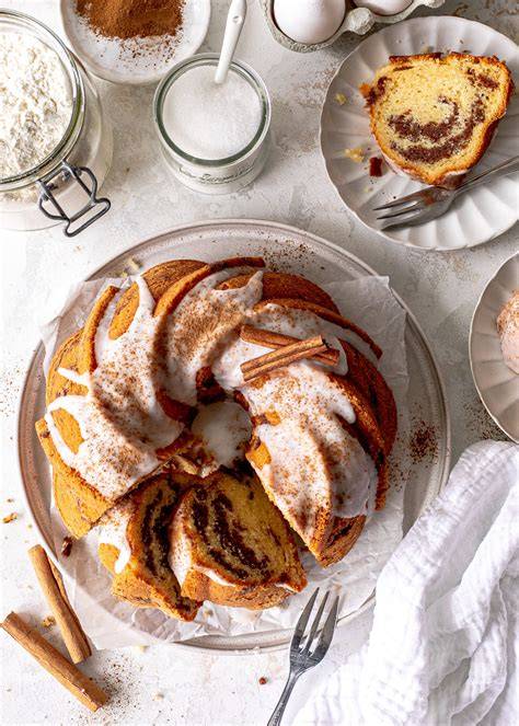 Aufgeschnittener Gugelhupf mit Zimtstreusel-Füllung