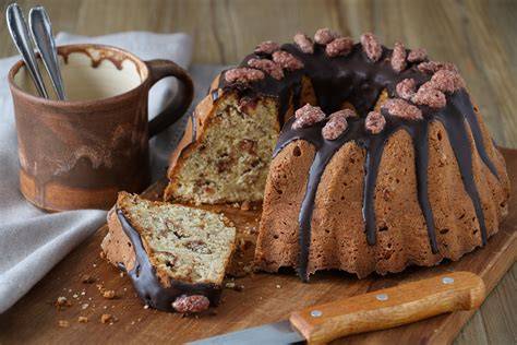 Aufgeschnittener Gugelhupf mit sichtbaren Nougatstücken