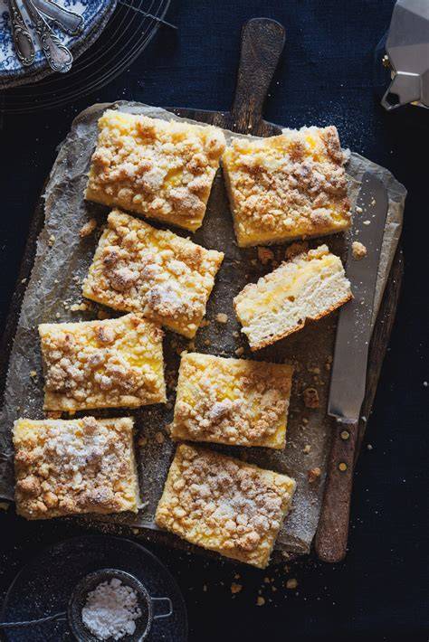 Aufgeschnittener Haselnuss-Streuselkuchen mit lockerer Krume