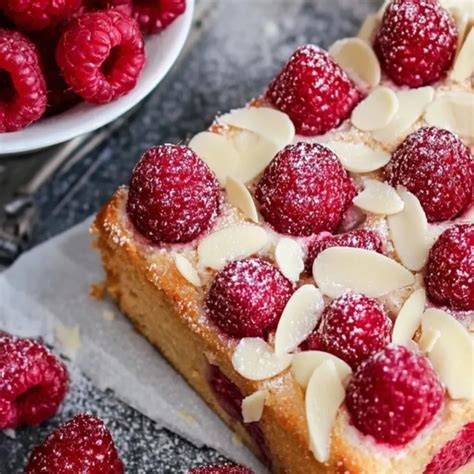 Aufgeschnittener Himbeerkuchen
