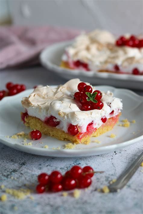 Aufgeschnittener Johannisbeer-Baiser-Kuchen