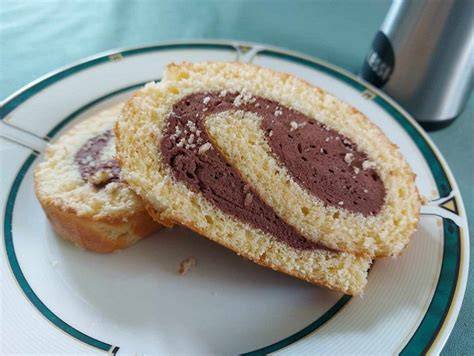 Aufgeschnittener Kastenaniskuchen mit Schokoladencreme