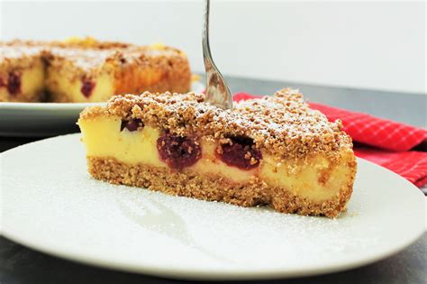 Aufgeschnittener Kirsch-Pudding-Streuselkuchen auf Teller