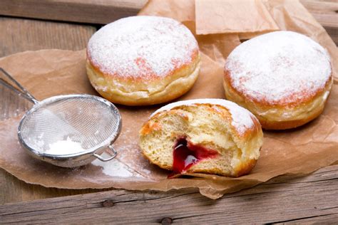 Aufgeschnittener Krapfen mit Marmeladenfüllung