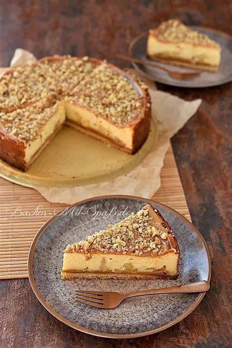 Aufgeschnittener Kuchen mit Karamell und Nüssen