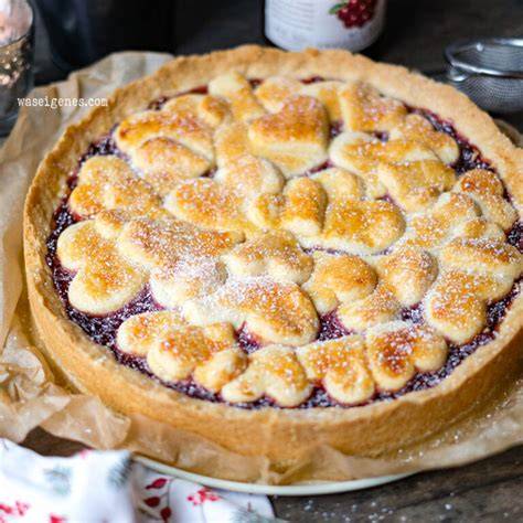 Aufgeschnittener Linzer Tortenboden mit Marmeladenschicht