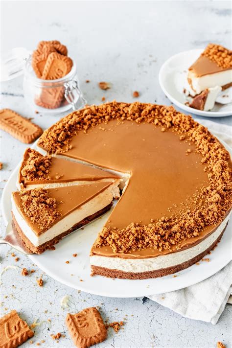 Aufgeschnittener Lotus Cheesecake mit Karamellspiegel