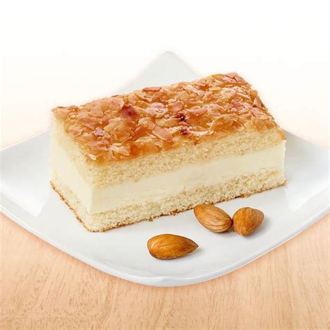 Aufgeschnittener Mandel-Bienenstich mit Karamellkruste