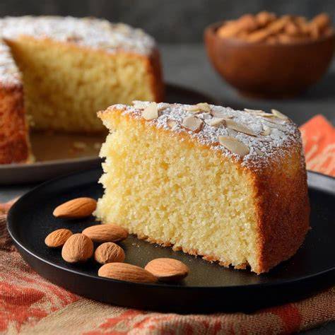 Aufgeschnittener Mandelkuchen mit sichtbarer lockerer Krume