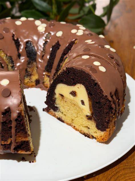 Aufgeschnittener Marmorkuchen mit hellem und dunklem Teig