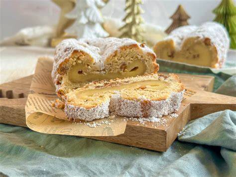 Aufgeschnittener Marzipanstollen mit Marzipanfüllung