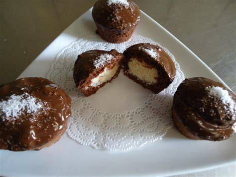 Aufgeschnittener Muffin mit sichtbarem Kokoskern