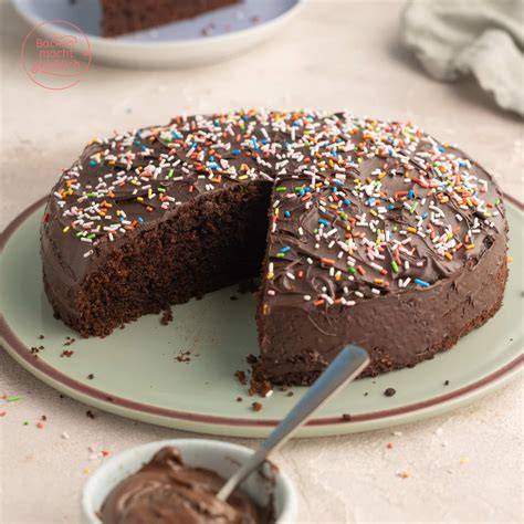 Aufgeschnittener Nutella Kuchen mit Haselnusskrokant