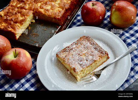 Aufgeschnittener Paleo Apfelkuchen, Stück auf Teller mit Gabel