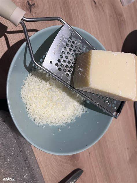 Aufgeschnittener Parmesan mit entferntem Schimmelbereich
