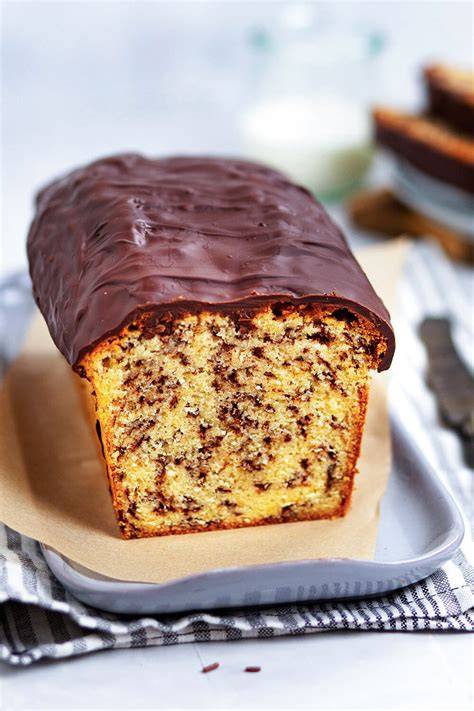 Aufgeschnittener Rührkuchen mit Schokostücken und Haselnüssen