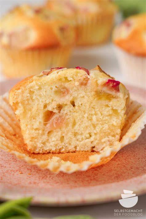 Aufgeschnittener Rhabarber-Rührkuchen