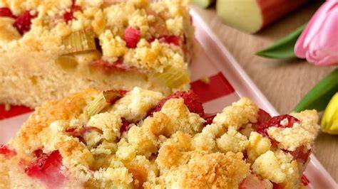 Aufgeschnittener Rhabarberkuchen mit feinen Mandelblättchen und goldbraunen Streuseln