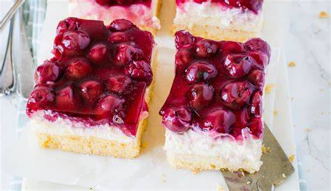 Aufgeschnittener Schmandkuchen mit Kirschen auf Blech