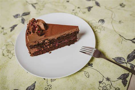 Aufgeschnittener Schoko-Käsekuchen, serviert auf einem Kuchenteller