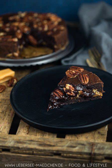 Aufgeschnittener Schokokuchen mit Pekannüssen