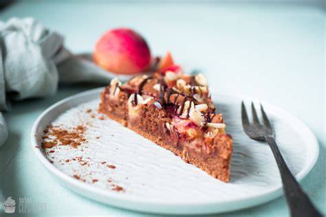 Aufgeschnittener Schokoladen-Pfirsichkuchen