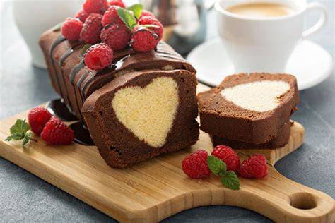 Aufgeschnittener Schokoladenkuchen mit rosa Herz im Inneren