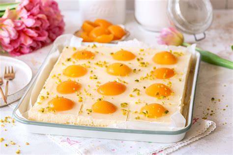 Aufgeschnittener Spiegeleikuchen mit sichtbarer Schmand-Pudding-Schicht