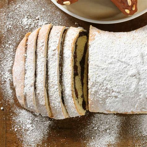 Aufgeschnittener Stollen mit sichtbarer Marzipanfüllung