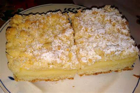 Aufgeschnittener Teekuchen mit Puddingfüllung