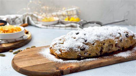 Aufgeschnittener Walnuss‑Schoko‑Stollen auf Brett