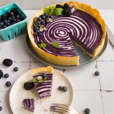 Aufgeschnittener Zebra-Käsekuchen mit sichtbarem Muster und Früchten