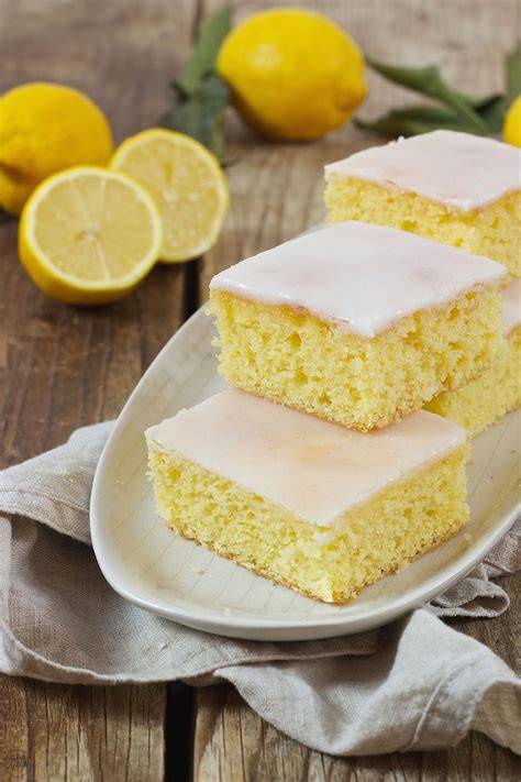 Aufgeschnittener Zitronenblechkuchen mit Guss, angerichtet zum Servieren