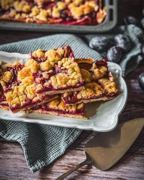 Aufgeschnittener Zwetschgendatschi: Teig, Pflaumen, Streusel