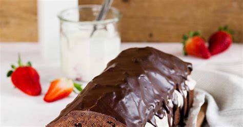 Aufgeschnittener gefüllter Schoko-Erdbeerkuchen