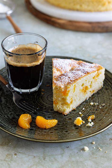 Aufgeschnittener saftiger Mandarinen-Rührkuchen