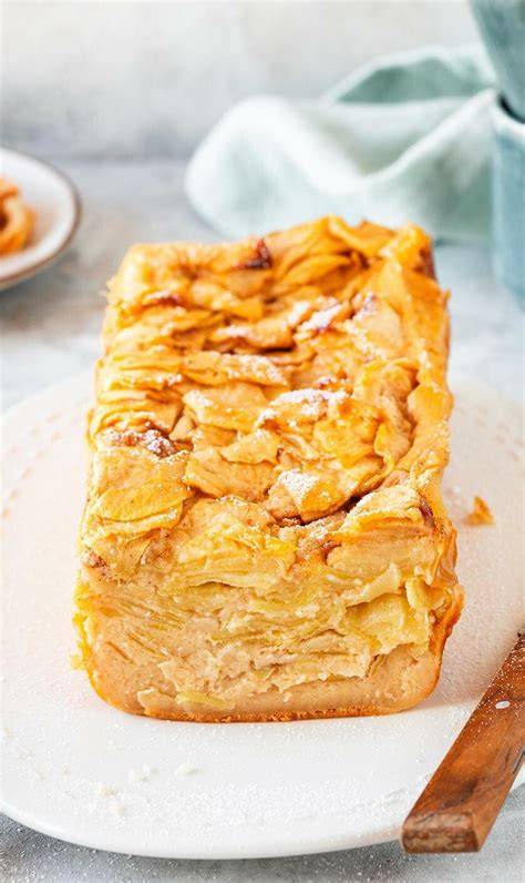 Aufgeschnittener unsichtbarer Apfelkuchen: viele dünne Apfelscheiben