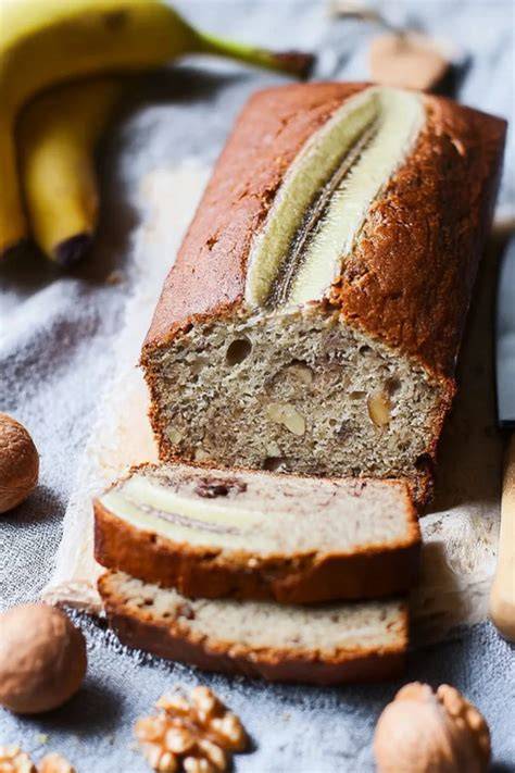 Aufgeschnittenes Bananenbrot mit Schokostückchen und Walnüssen