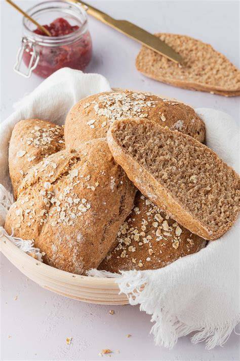 Aufgeschnittenes Brötchen mit Kirsch-Cola-Marmelade