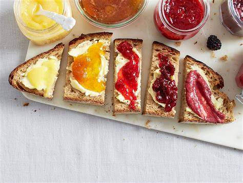 Aufgeschnittenes Brot mit GLÜCK Marmelade