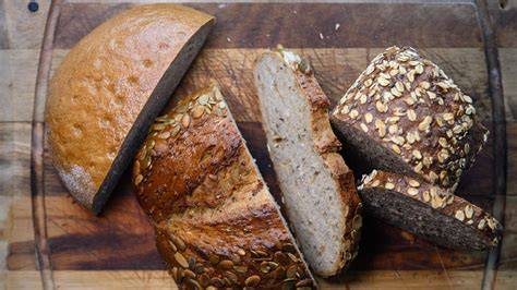 Aufgeschnittenes Brot mit Schoko-Konfitüre