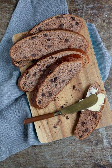 Aufgeschnittenes Brot mit palmölfreier Nuss-Nougat-Creme