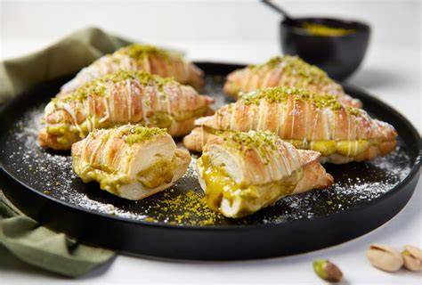 Aufgeschnittenes Erdnussbutter-Gelee-Croissant mit Füllung