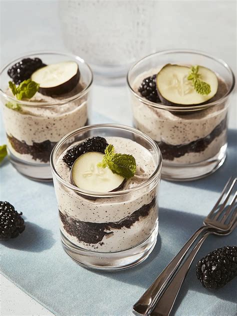 Aufgeschnittenes Glas mit Oreo-, Creme- und Fruchtschicht