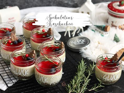 Aufgeschnittenes Glas mit cremiger Blaubeer-Bananen-Konfitüre auf Knäckebrot mit Ziegenfrischkäse