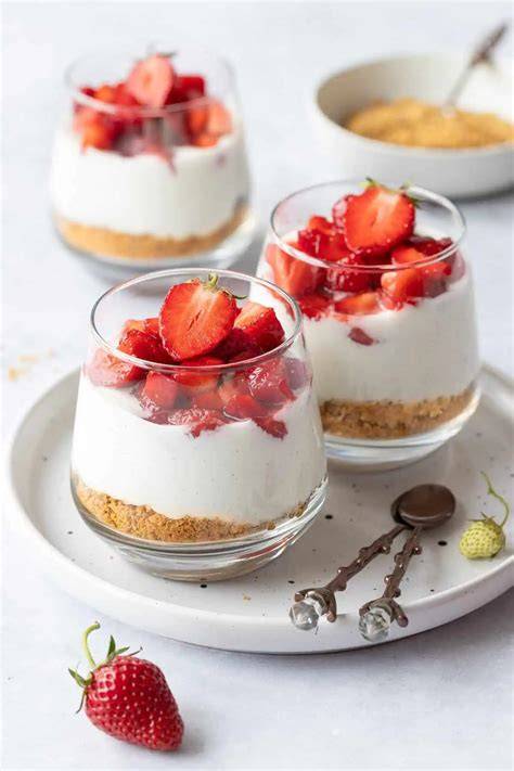 Aufgeschnittenes Glas-Dessert mit Löffel