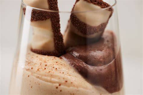 Aufgeschnittenes Glasdessert: Boden, Creme, Schokolade, Früchte